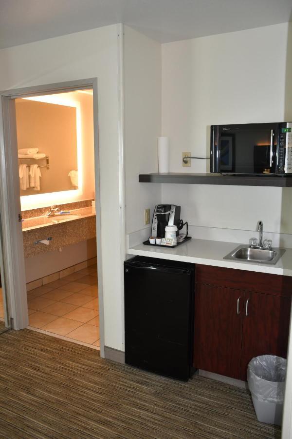 Holiday Inn Express Hotel & Suites Evanston By Ihg Habitación foto